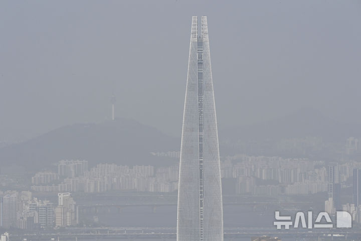 [경기광주=뉴시스] 김종택기자 = 전국 대부분 지역에 황사의 영향으로 미세먼지 농도가 나쁨 수준을 보인 21일 경기 광주시 남한산성에서 바라본 서울 도심이 뿌옇게 보이고 있다. 2026.04.21. jtk@newsis.com