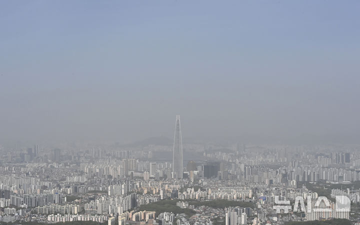 [경기광주=뉴시스] 김종택기자 = 전국 대부분 지역에 황사의 영향으로 미세먼지 농도가 나쁨 수준을 보인 21일 경기 광주시 남한산성에서 바라본 서울 도심이 뿌옇게 보이고 있다. 2026.04.21. jtk@newsis.com