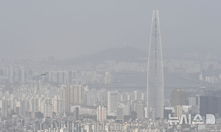 [청주=뉴시스] 서주영 기자 = 중국발 황사의 영향으로 미세먼지 주의보가 발효된 21일 오전 충북 상당산성에서 바라본 청주 도심의 하늘이 뿌옇다. 2026.04.21. juyeong@newsis.com