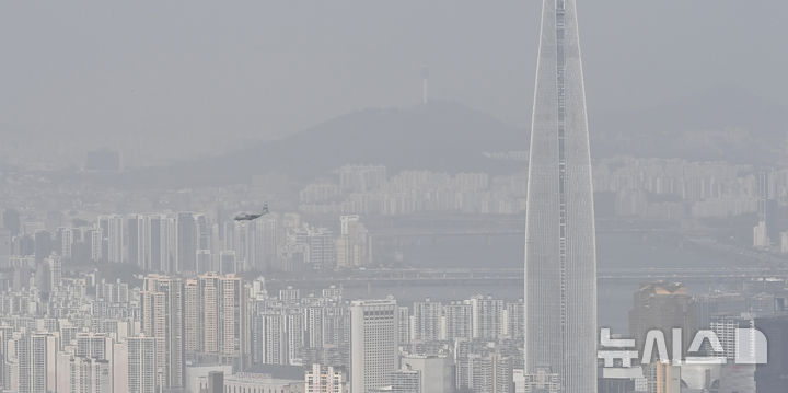 [경기광주=뉴시스] 김종택기자 = 전국 대부분 지역에 황사의 영향으로 미세먼지 농도가 나쁨 수준을 보인 21일 경기 광주시 남한산성에서 바라본 서울 도심이 뿌옇게 보이고 있다. 2026.04.21. jtk@newsis.com