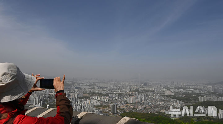 [경기광주=뉴시스] 김종택기자 = 전국 대부분 지역에 황사의 영향으로 미세먼지 농도가 나쁨 수준을 보인 21일 경기 광주시 남한산성에서 바라본 서울 도심이 뿌옇게 보이고 있다. 2026.04.21. jtk@newsis.com