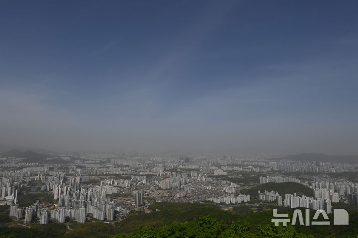 [경기광주=뉴시스] 김종택기자 = 전국 대부분 지역에 황사의 영향으로 미세먼지 농도가 나쁨 수준을 보인 21일 경기 광주시 남한산성에서 바라본 서울 도심이 뿌옇게 보이고 있다. 2026.04.21. jtk@newsis.com
