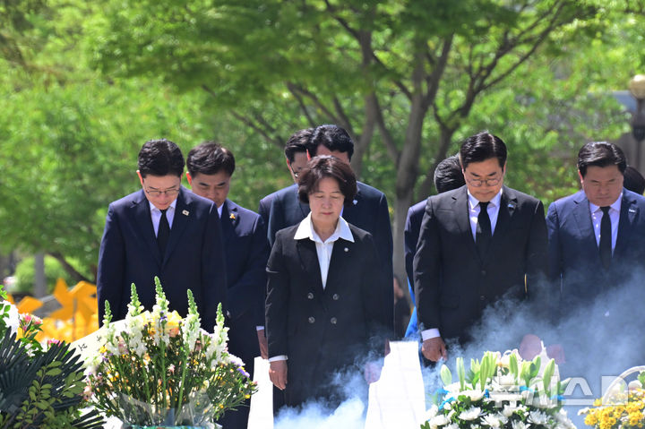 [김해=뉴시스] 차용현 기자 = 21일 오후 더불어민주당 수도권(서울·경기·인천) 광역단체장 선거 후보가 경남 김해시 진영읍 봉하마을 고 노무현 전 대통령 묘역을 찾아 참배하고 있다. 왼쪽부터 정원오 서울시장 후보, 추미애 경기지사 후보, 박찬대 인천시장 후보 등이다. 2026.04.21. con@newsis.com