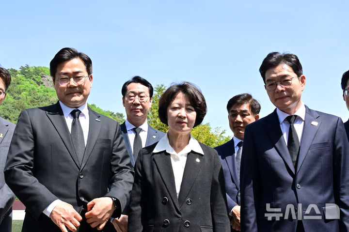 [김해=뉴시스] 차용현 기자 = 21일 오후 더불어민주당 수도권(서울·경기·인천) 광역단체장 선거 후보가 경남 김해시 진영읍 봉하마을 고 노무현 전 대통령 묘역을 찾아 참배한 후 언론과 인터뷰를 하고 있다. 왼쪽부터 박찬대 인천시장, 추미애 경기지사, 정원오 서울시장 후보 등이다. 2026.04.21. con@newsis.com