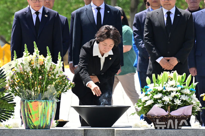 [김해=뉴시스] 차용현 기자 = 21일 오후 더불어민주당 수도권(서울·경기·인천) 광역단체장 선거 후보가 경남 김해시 진영읍 봉하마을 고 노무현 전 대통령 묘역을 찾아 참배하고 있다. 사진은 분향하는 추미애 경기지사 후보. 2026.04.21. con@newsis.com
