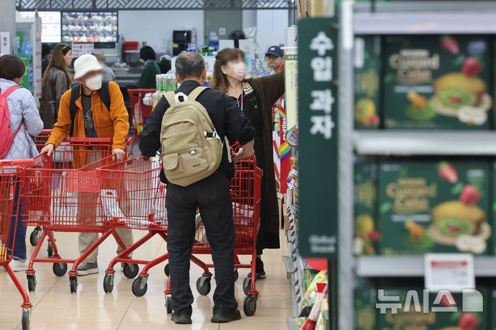 [서울=뉴시스] 권창회 기자 = 사진은 지난 21일 서울 시내 마트에서 고객들이 장을 보고 있는 모습. 2026.04.21. kch0523@newsis.com