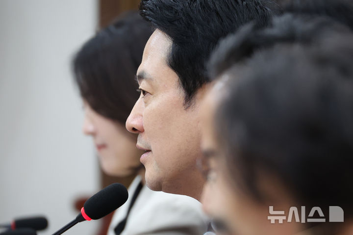 [서울=뉴시스] 조성봉 기자 = 장동혁 국민의힘 대표가 21일 오후 서울 여의도 국회에서 열린 'A(all)부터 Z(zero)까지 교통혁명! 모두가 부담 없는 이동권 복지 공약 발표'에서 공약을 발표하고 있다. 2026.04.21. suncho21@newsis.com