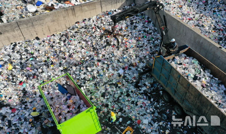 [수원=뉴시스] 김종택기자 = 지구의 날을 하루 앞둔 21일 경기 수원시 영통구 수원시자원순환센터에서 관계자들이 각 가정에서 쏟아져 나온 플라스틱 재활용 쓰레기를 처리작업 하고 있다. 2026.04.21. jtk@newsis.com