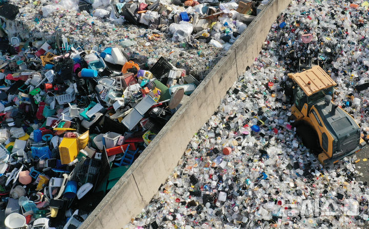 [수원=뉴시스] 김종택기자 = 지구의 날을 하루 앞둔 21일 경기 수원시 영통구 수원시자원순환센터에서 관계자들이 각 가정에서 쏟아져 나온 플라스틱 재활용 쓰레기를 처리작업 하고 있다. 2026.04.21. jtk@newsis.com