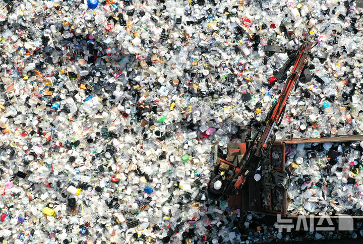 [수원=뉴시스] 김종택기자 = 지구의 날을 하루 앞둔 21일 경기 수원시 영통구 수원시자원순환센터에서 관계자들이 각 가정에서 쏟아져 나온 플라스틱 재활용 쓰레기를 처리작업 하고 있다. 2026.04.21. jtk@newsis.com