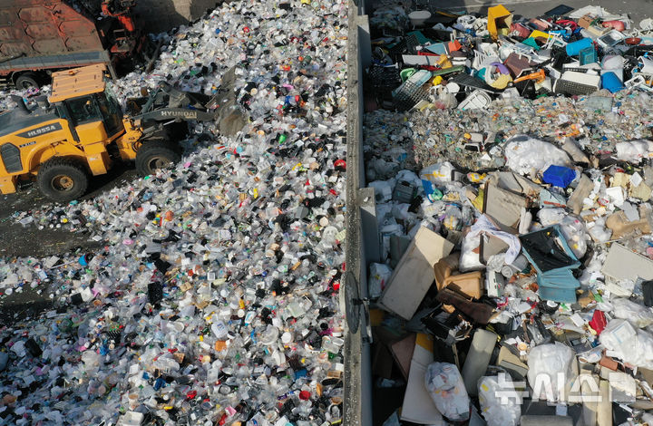 [수원=뉴시스] 김종택기자 = 지구의 날을 하루 앞둔 21일 경기 수원시 영통구 수원시자원순환센터에서 관계자들이 각 가정에서 쏟아져 나온 플라스틱 재활용 쓰레기를 처리작업 하고 있다. 2026.04.21. jtk@newsis.com