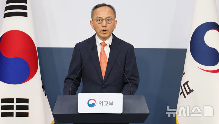 [서울=뉴시스] 추상철 기자 = 박일 외교부 대변인이 21일 오후 서울 종로구 정부서울청사에서 정례 브리핑을 하고 있다. 2026.04.21. scchoo@newsis.com