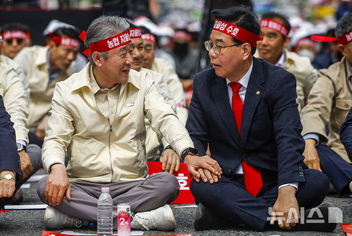 [서울=뉴시스] 정병혁 기자 = 21일 서울 영등포구 여의대로에서 열린 농협 자율성 수호 농민대회에서 강호동 농협중앙회장과 송언석 국민의힘 원내대표가 대화를 나누고 있다. 2026.04.21. jhope@newsis.com
