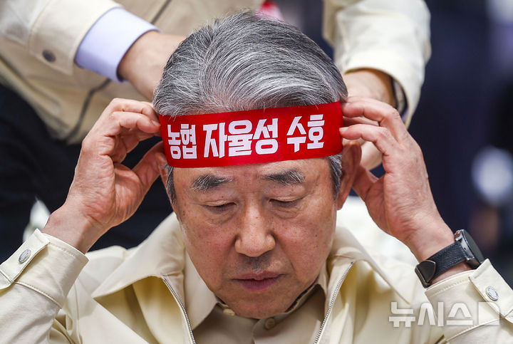 [서울=뉴시스] 정병혁 기자 = 21일 서울 영등포구 여의대로에서 열린 농협 자율성 수호 농민대회에 강호동 농협중앙회장이 참석해 '농협 자율성 수호'라고 적힌 머리띠를 하고 있다. 2026.04.21. jhope@newsis.com