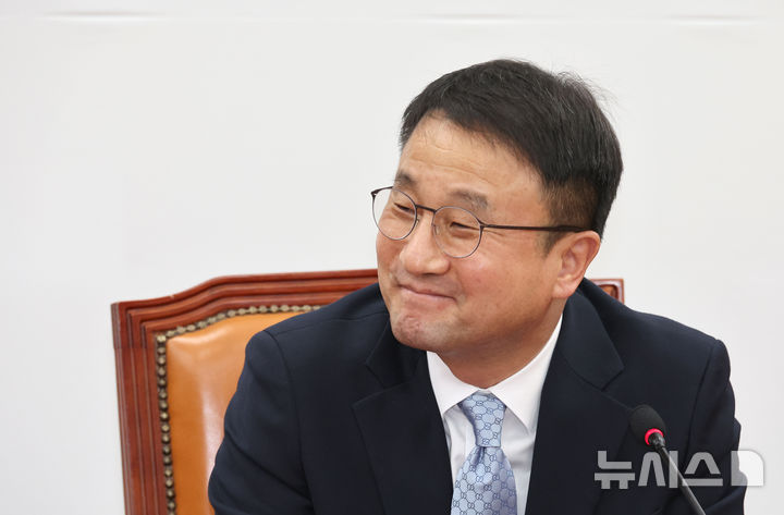 [서울=뉴시스] 김금보 기자 = 한병도 더불어민주당 원내대표가 21일 오후 서울 여의도 국회에서 원내대표 연임을 위한 사퇴 기자회견을 하고 있다. 2026.04.21. kgb@newsis.com