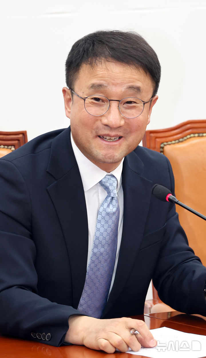 [서울=뉴시스] 김금보 기자 = 한병도 더불어민주당 원내대표가 21일 오후 서울 여의도 국회에서 원내대표 연임을 위한 사퇴 기자회견을 하고 있다. 2026.04.21. kgb@newsis.com