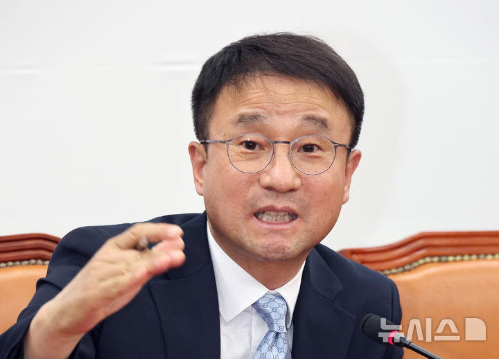 [서울=뉴시스] 김금보 기자 = 한병도 더불어민주당 원내대표가 21일 오후 서울 여의도 국회에서 원내대표 연임을 위한 사퇴 기자회견을 하고 있다. 2026.04.21. kgb@newsis.com