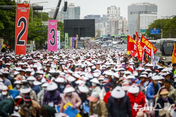 [서울=뉴시스] 정병혁 기자 = 21일 서울 영등포구 여의대로에서 열린 농협 자율성 수호 농민대회에서 참가자들이 피켓을 들고 구호를 외치고 있다. 2026.04.21. jhope@newsis.com