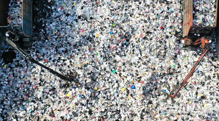 [수원=뉴시스] 김종택기자 = 지구의 날을 하루 앞둔 21일 경기 수원시 영통구 수원시자원순환센터에서 관계자들이 각 가정에서 쏟아져 나온 플라스틱 재활용 쓰레기를 처리작업 하고 있다. 2026.04.21. jtk@newsis.com