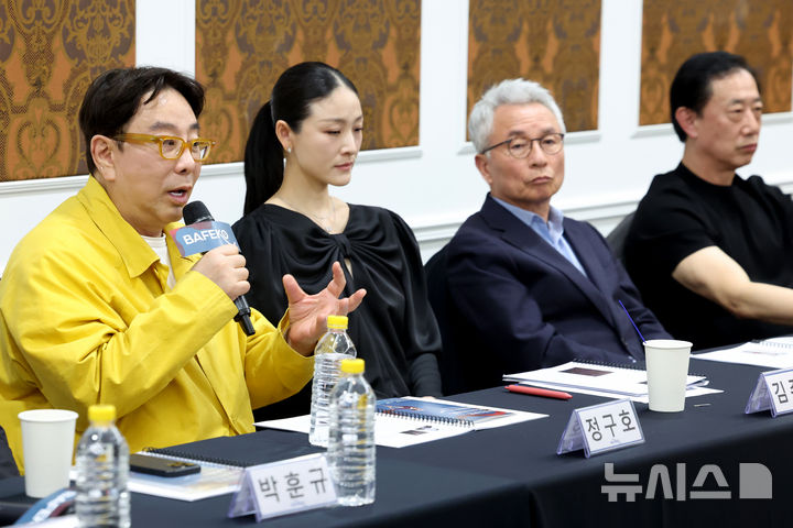 [서울=뉴시스] 박진희 기자 = 정구호(왼쪽부터) 발레축제 기획공연 연출, 김주원 대한민국발레축제추진단 대표 겸 예술감독, 안호상 세종문화회관 사장(서울시발레단), 유병헌 유니버설발레단 예술감독이 21일 서울 서초구 예술의전당 무궁화홀에서 제16회 대한민국발레축제 기자간담회를 하고 있다. 2026.04.21. pak7130@newsis.com