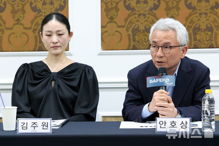 [서울=뉴시스] 박진희 기자 = 안호상 세종문화회관 사장(서울시발레단)과 김주원 대한민국발레축제추진단 대표 겸 예술감독이 21일 서울 서초구 예술의전당 무궁화홀에서 제16회 대한민국발레축제 기자간담회를 하고 있다. 이날 자리에는 김주원 발레축제추진단 대표 겸 예술감독, 안호상 세종문화회관 사장(서울시발레단) , 문훈숙 유니버설발레단 단장, 백영태 춘천발레단 예술감독, 최진수 서울발레시어터 예술감독, 김길용 와이즈발레단 단장, 발레축제 기획공연 총연출 정구호 등이 참석했다. 2026.04.21. pak7130@newsis.com