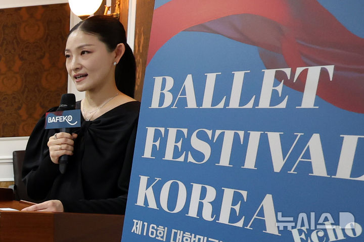 [서울=뉴시스] 박진희 기자 = 김주원 대한민국발레축제추진단 대표 겸 예술감독이 21일 서울 서초구 예술의전당 무궁화홀에서 제16회 대한민국발레축제 기자간담회를 하고 있다. 이날 자리에는 김주원 발레축제추진단 대표 겸 예술감독, 안호상 세종문화회관 사장(서울시발레단) , 문훈숙 유니버설발레단 단장, 백영태 춘천발레단 예술감독, 최진수 서울발레시어터 예술감독, 김길용 와이즈발레단 단장, 발레축제 기획공연 총연출 정구호 등이 참석했다. 2026.04.21. pak7130@newsis.com이날 자리에는 김주원 발레축제추진단 대표 겸 예술감독, 안호상 세종문화회관 사장(서울시발레단) , 유병헌 유니버설발레단 예술감독, 백영태 춘천발레단 예술감독, 최진수 서울발레시어터 예술감독, 김길용 와이즈발레단 단장, 발레축제 기획공연 연출 정구호 등이 참석했다. 2026.04.21. pak7130@newsis.com