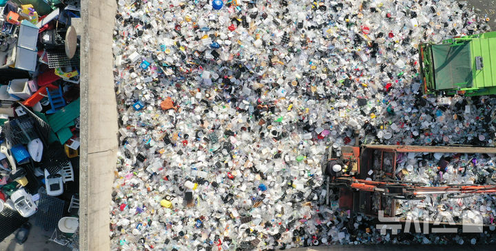 [수원=뉴시스] 김종택기자 = 지구의 날을 하루 앞둔 21일 경기 수원시 영통구 수원시자원순환센터에서 관계자들이 각 가정에서 쏟아져 나온 플라스틱 재활용 쓰레기를 처리작업 하고 있다. 2026.04.21. jtk@newsis.com