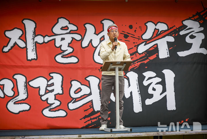 [서울=뉴시스] 정병혁 기자 = 강호동 농협중앙회장이 21일 서울 영등포구 여의대로에서 열린 농협 자율성 수호 농민대회에서 발언하고 있다. 2026.04.21. jhope@newsis.com