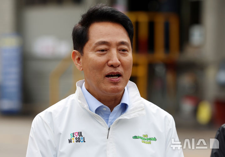 [서울=뉴시스] 조성우 기자 = 오세훈 서울시장이 21일 서울 성북구 정릉공영차고지 복합개발사업 현장을 방문해 현장점검을 마친 뒤 발언하고 있다. 2026.04.21. xconfind@newsis.com