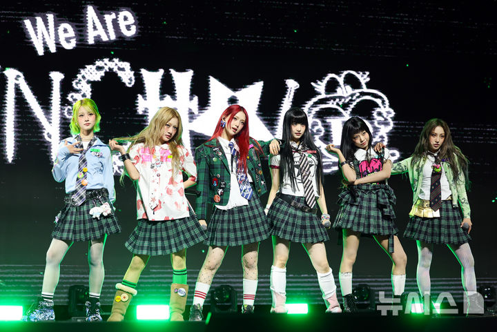 [서울=뉴시스] 최진석 기자 = 걸그룹 UNCHILD(언차일드)가 21일 서울 용산구 블루스퀘어에서 열린 언차일드 데뷔 싱글 'We Are UNCHILD' 발매 기념 미디어 쇼케이스에서 무대를 선보이고 있다. 2026.04.21. myjs@newsis.com