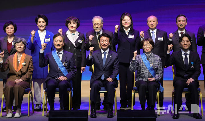 [서울=뉴시스] 홍효식 기자 = 김민석 국무총리가 21일 오후 서울 강남구 한국과학기술회관 국제회의실에서 열린 2026 과학·정보의 날 기념식에서 수상자 및 내빈들과 기념촬영하고 있다. 2026.04.21. photo@newsis.com