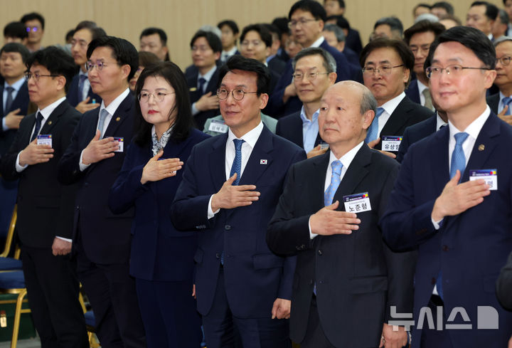 [서울=뉴시스] 홍효식 기자 = 김민석 국무총리 등 내빈들이 21일 오후 서울 강남구 한국과학기술회관 국제회의실에서 열린 2026 과학·정보의 날 기념식에서 국기에 대한 경례를 하고 있다. 2026.04.21. photo@newsis.com