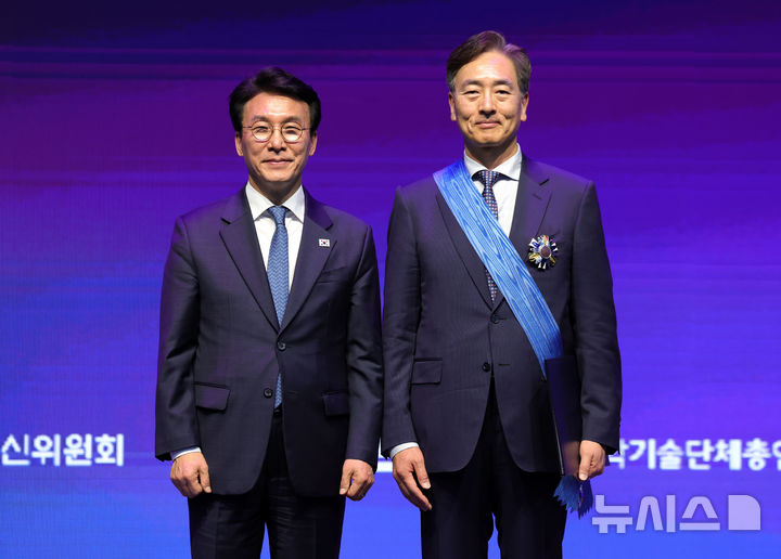 [서울=뉴시스] 홍효식 기자 = 김민석 국무총리가 21일 오후 서울 강남구 한국과학기술회관 국제회의실에서 열린 2026 과학·정보의 날 기념식에서 김정상 듀크대학교 석좌교수에게 과학기술훈장 창조장을 수상한 뒤 기념촬영하고 있다. 2026.04.21. photo@newsis.com