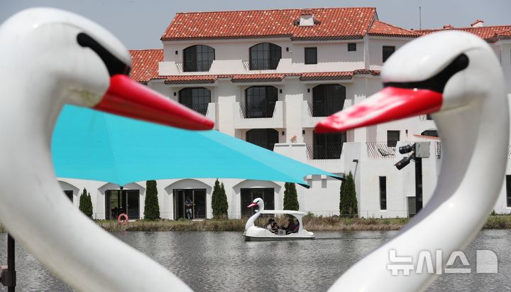 [제주=뉴시스] 우장호 기자 = 맑은 날씨를 보인 21일 오후 제주시 조천읍 에코랜드 테마파크 내 호수에서 가족단위 방문객들이 오리배를 타며 즐거운 시간을 보내고 있다. 2026.04.21. woo1223@newsis.com