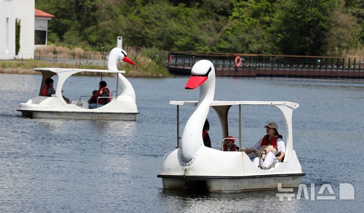 [제주=뉴시스] 우장호 기자 = 맑은 날씨를 보인 21일 오후 제주시 조천읍 에코랜드 테마파크 내 호수에서 가족단위 방문객들이 오리배를 타며 즐거운 시간을 보내고 있다. 2026.04.21. woo1223@newsis.com