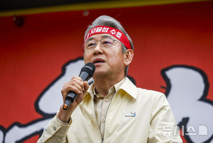 [서울=뉴시스] 정병혁 기자 = 강호동 농협중앙회장이 21일 서울 영등포구 여의대로에서 열린 농협 자율성 수호 농민대회에서 발언하고 있다. 2026.04.21. jhope@newsis.com