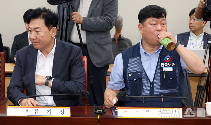 [세종=뉴시스] 강종민 기자 = 21일 세종시 정부세종청사에서 열린 최저임금위원회 1차 전원회의에서 류기정 사용자 위원과 류기섭 근로자 위원이 나란히 앉아 있다. 2026.04.21. ppkjm@newsis.com