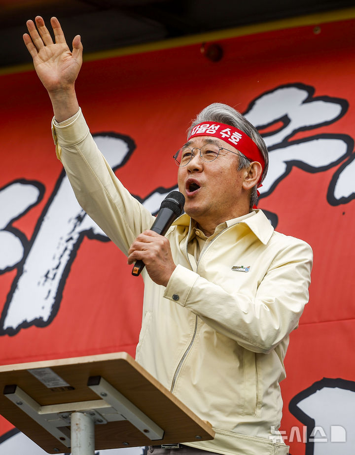 [서울=뉴시스] 정병혁 기자 = 강호동 농협중앙회장이 21일 서울 영등포구 여의대로에서 열린 농협 자율성 수호 농민대회에서 발언하고 있다. 2026.04.21. jhope@newsis.com