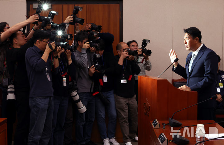 [서울=뉴시스] 조성봉 기자 = 김태효 전 국가안보실 1차장이 21일 오후 서울 여의도 국회 윤석열정권정치검찰조작기소의혹사건진상규명국정조사특별위원회에서 열린 서해 공무원 피격·통계조작·윤석열 명예훼손 허위보도 조작기소의혹 사건 청문회에서 증인 선서를 하고 있다.2026.04.21. suncho21@newsis.com