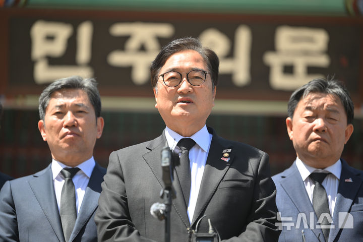 [광주=뉴시스] 이영주 기자 = 우원식 국회의장이 21일 오후 광주 북구 운정동 국립5·18민주묘지 민주의 문에서 취재진에 질의응답하고 있다. 2026.04.21. leeyj2578@newsis.com