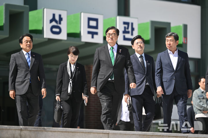 [광주=뉴시스] 이영주 기자 = 우원식 국회의장이 21일 오후 광주 동구 5·18민주광장 상무관에서 전시를 관람한 뒤 이동하고 있다. 2026.04.21. leeyj2578@newsis.com