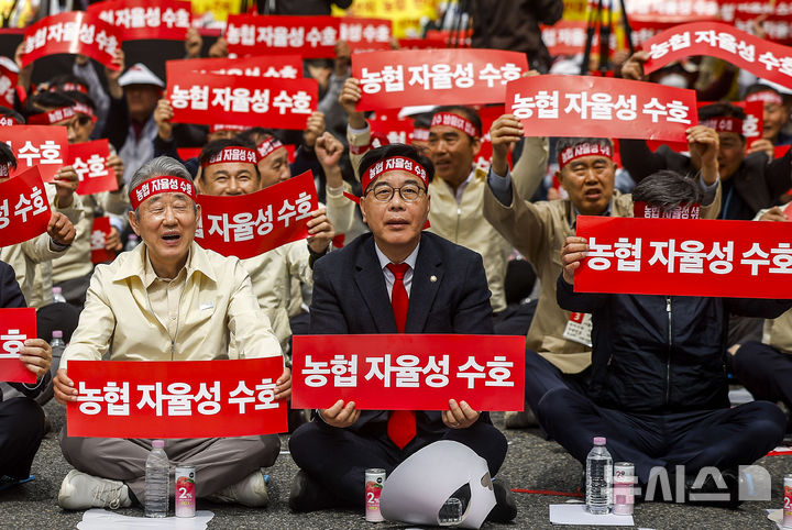 [서울=뉴시스] 정병혁 기자 = 송언석 국민의힘 원내대표가 21일 서울 영등포구 여의대로에서 열린 농협 자율성 수호 농민대회에서 구호를 외치고 있다. 2026.04.21. jhope@newsis.com