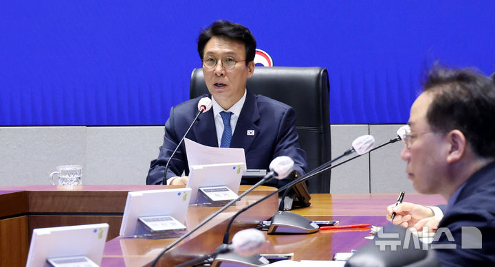 [서울=뉴시스] 추상철 기자 = 김민석 국무총리가 21일 오후 서울 종로구 정부서울청사에서 대구지역 응급환자 이송체계 점검회의를 주재하고 있다. 2026.04.21. scchoo@newsis.com