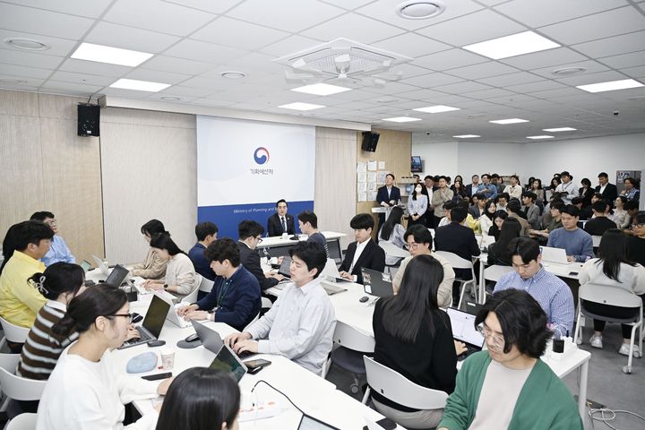 [서울=뉴시스] 박홍근 기획예산처 장관이 21일 오후 세종시 정부세종청사에서 열린 '기획예산처 출입 기자단 간담회'에서 발언하고 있다. (사진=기획예산처 제공) 2026.04.21. photo@newsis.com *재판매 및 DB 금지