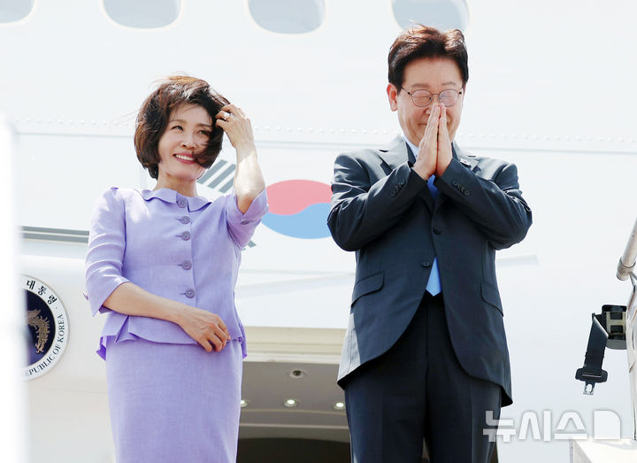 [뉴델리=뉴시스] 고범준 기자 = 인도 국빈 방문 일정을 마친 이재명 대통령과 김혜경 여사가 21일(현지 시간) 뉴델리 팔람 공군공항에서 베트남 하노이로 출발하며 인사하고 있다. 2026.04.21. bjko@newsis.com