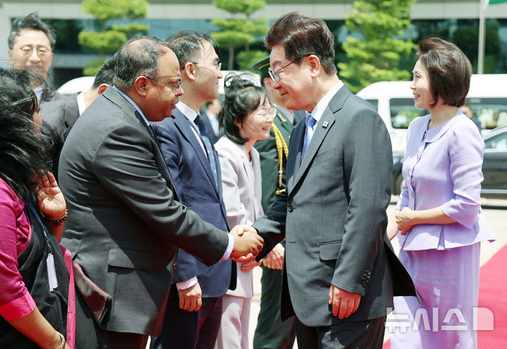 [뉴델리=뉴시스] 고범준 기자 = 인도 국빈 방문 일정을 마친 이재명 대통령과 김혜경 여사가 21일(현지 시간) 뉴델리 팔람 공군공항에서 베트남 하노이로 출발하며 환송 인사들과 인사하고 있다. 2026.04.21. bjko@newsis.com