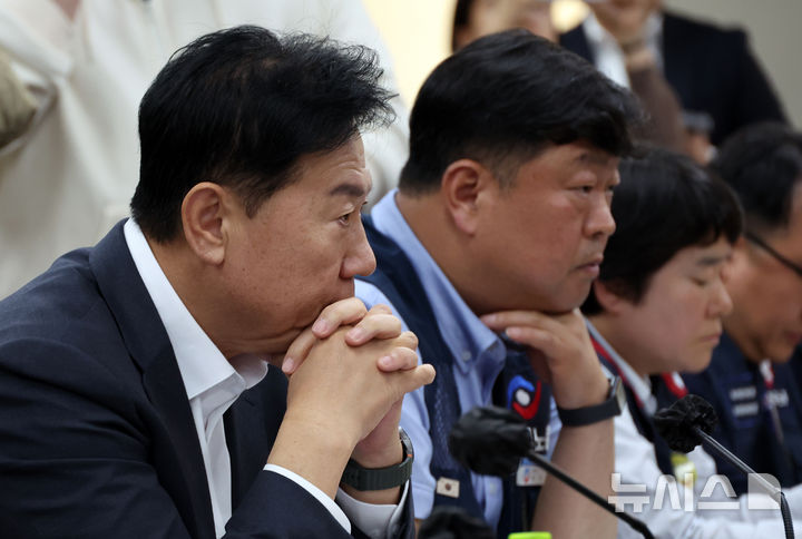 [세종=뉴시스] 강종민 기자 = 최저임금위원회 류기정 사용자 위원과 류기섭 근로자 위원이 21일 세종시 정부세종청사에서 열린 최저임금위 1차 전원회의에서 비슷한 자세로 권순원 위원장의 발언을 듣고 있다. 2026.04.21. ppkjm@newsis.com