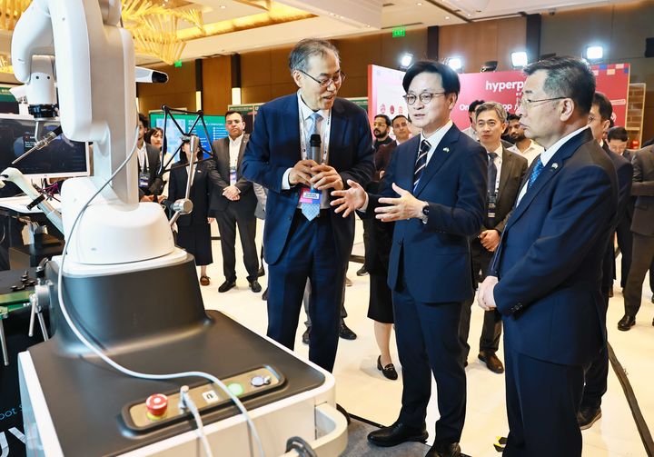 [서울=뉴시스] 김정관 산업통상부 장관이 21일(현지시간) 인도 뉴댈리 오베로이호텔에서 열린 「한-인도 비즈니스 파트너십」 행사장을 방문하여, 1:1 비즈니스 상담회장과 K-이노베이션 쇼케이스장을 둘러보았다. (사진=산업통상부 제공). 2026.04.21. photo@newsis.com *재판매 및 DB 금지