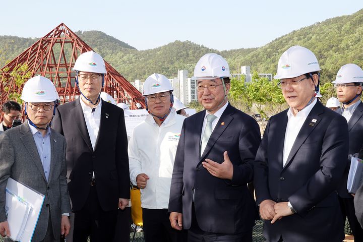[서울=뉴시스] 윤호중 행정안전부 장관이 지난 4월 21일 오후 2026 여수세계섬박람회 주행사장 조성공사 현장을 방문하여 주요시설 추진상황 등을 점검하고 있다. (사진=행정안전부 제공). 2026.04.21. photo@newsis.com *재판매 및 DB 금지
