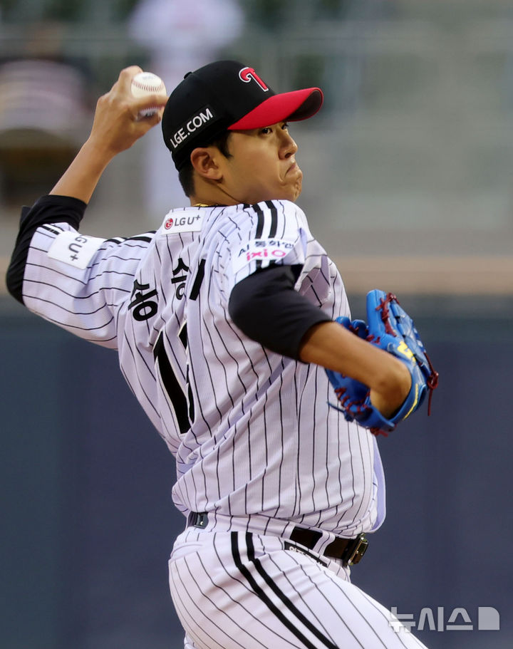 [서울=뉴시스] 홍효식 기자 = 21일 서울 송파구 잠실야구장에서 열린 2026 KBO 리그 한화 이글스와 LG 트윈스의 경기, 1회초 LG 선발투수 송승기가 공을 던지고 있다. 2026.04.21. yesphoto@newsis.com